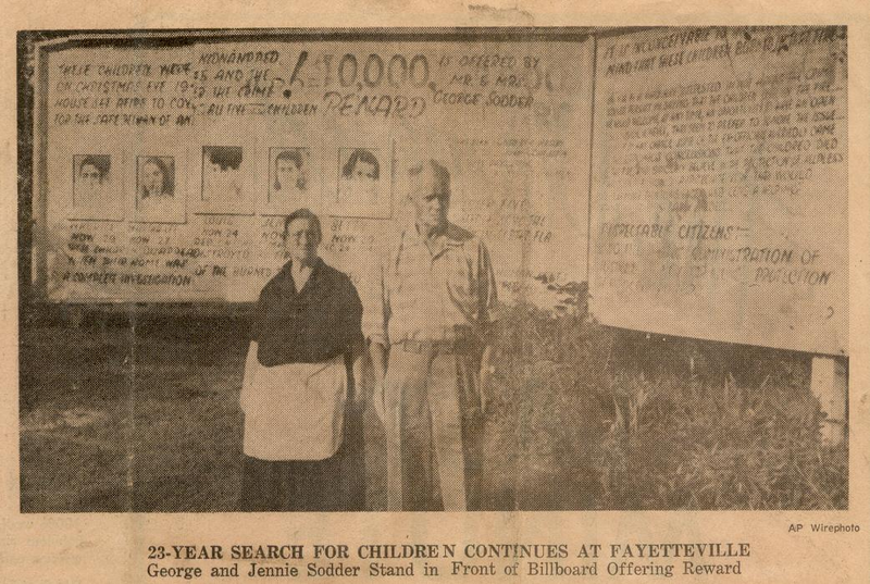 Recorte de periódico con Jennie y George 23 años después junto al cártel y la recompensa. (Imagen AP)